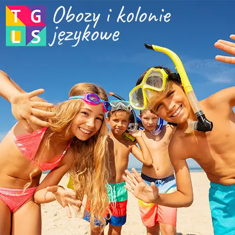 Dzieciaki na kolonii machają do obiektywu